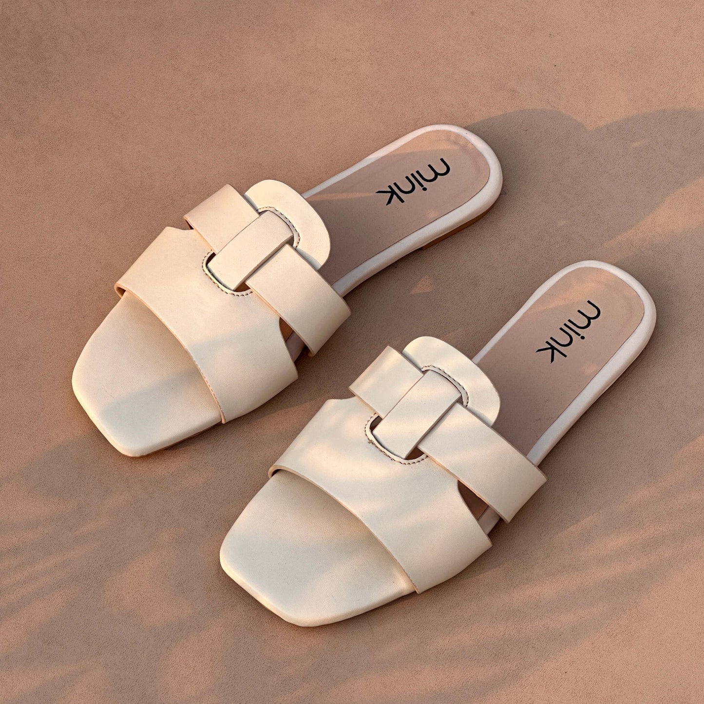 DELTA FLATS | White