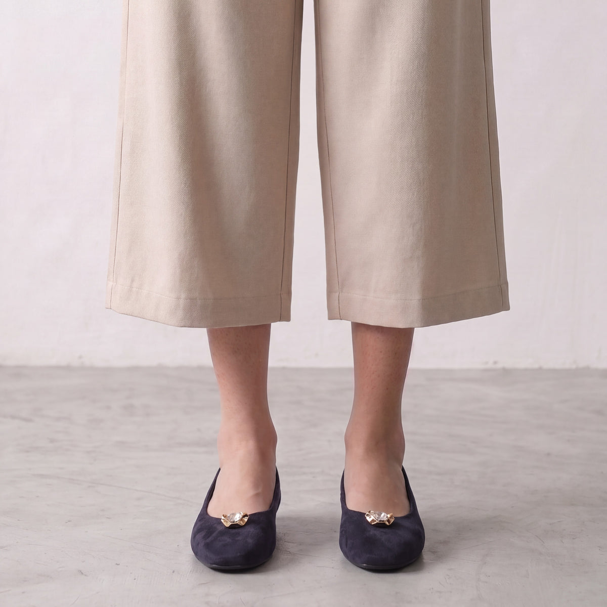 BROOCH SUEDE PUMPS | Navy Blue