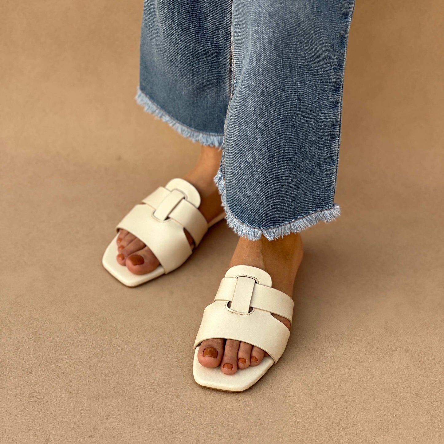 DELTA FLATS | White