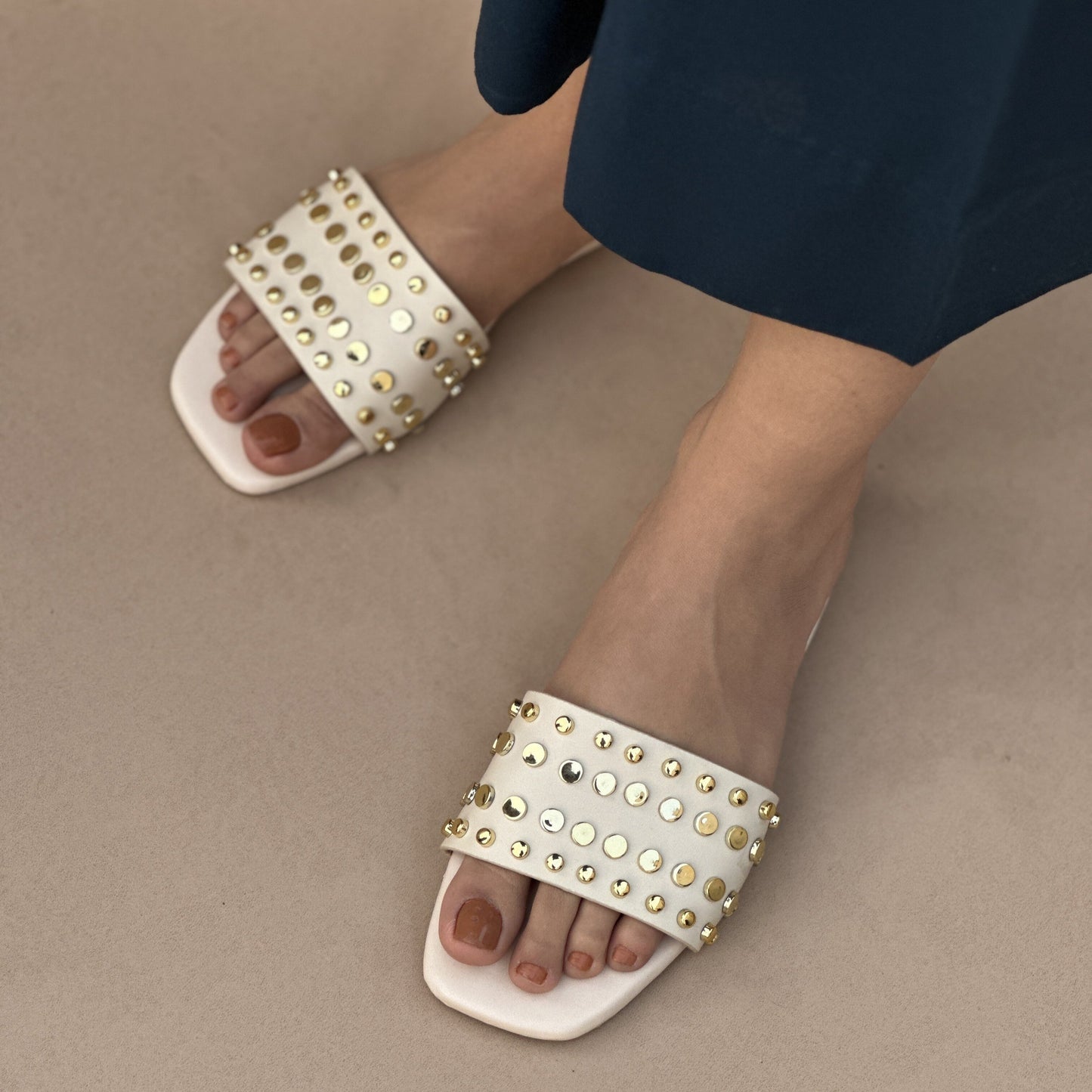 STUDY FLATS | White