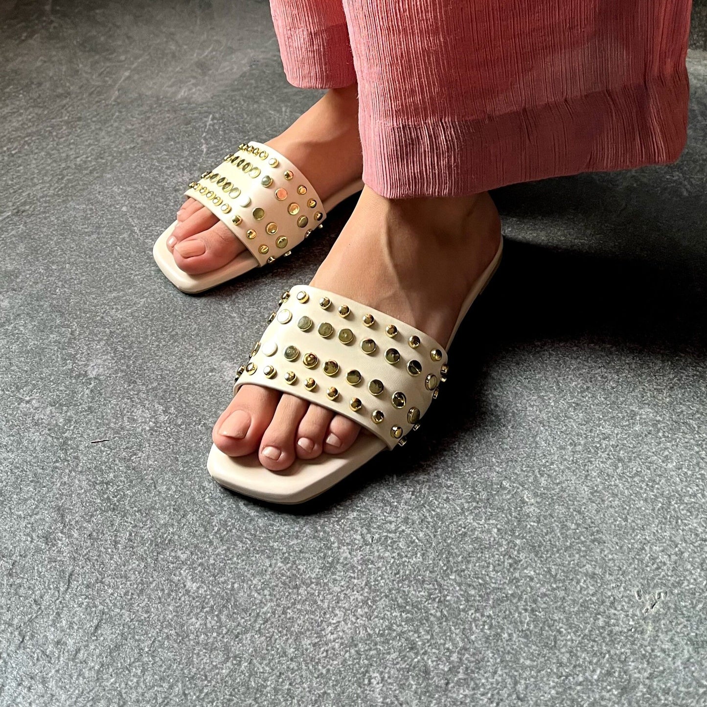 STUDY FLATS | White