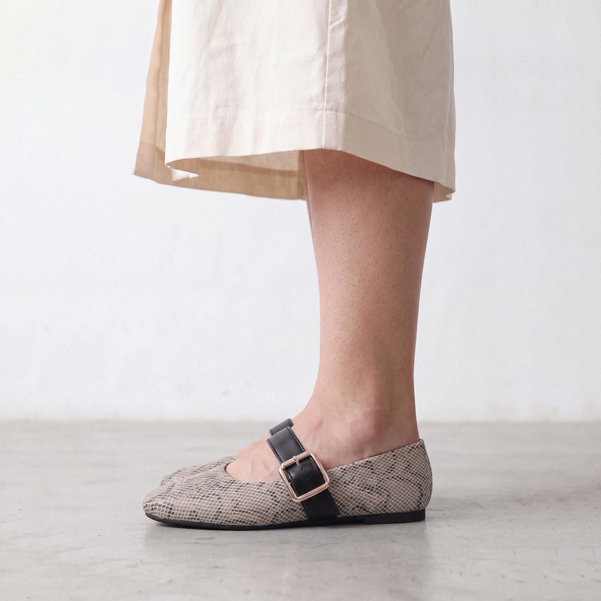 SNAKE MARYJANES | Ash White