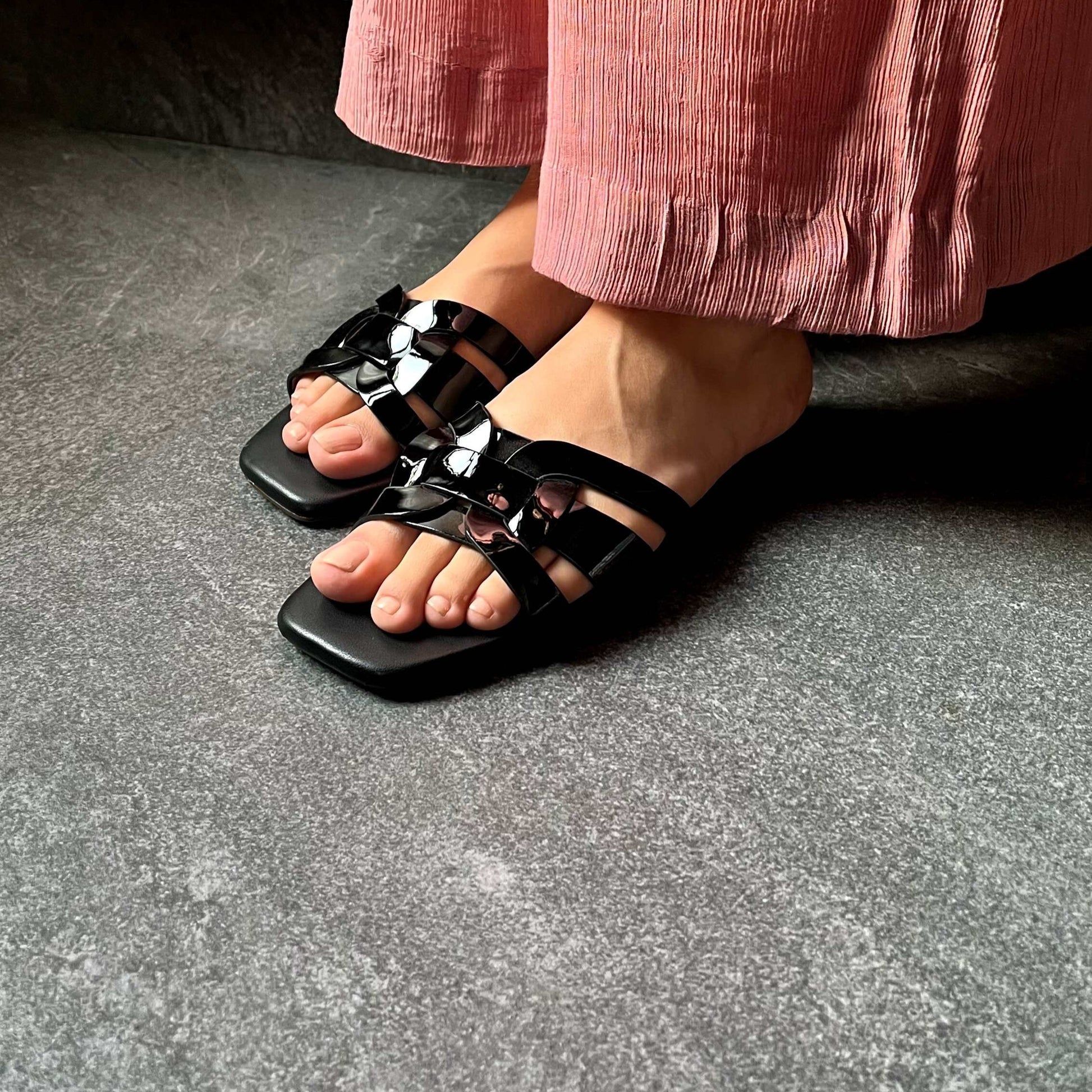 TORY FLATS | Black