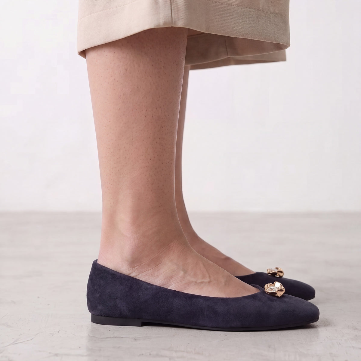 BROOCH SUEDE PUMPS | Navy Blue