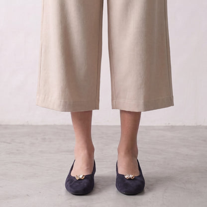 BROOCH SUEDE PUMPS | Navy Blue