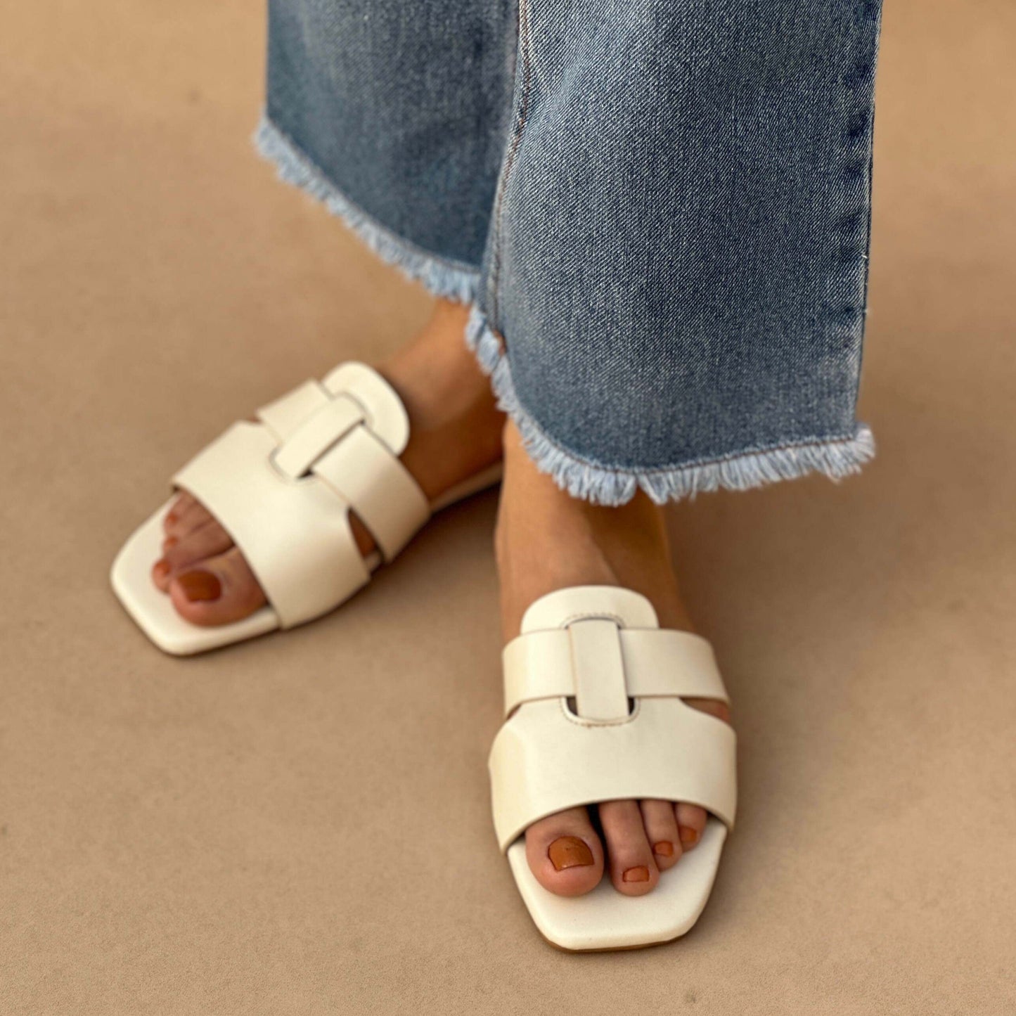 DELTA FLATS | White
